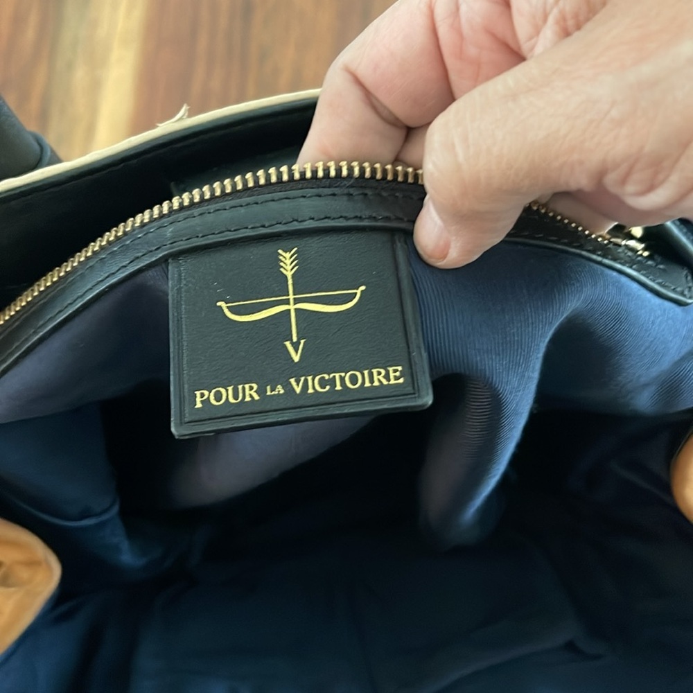 Pour La Victoire Large Butler Gorgeous Leather Tote Handbag. P1250 - Picture 15 of 16